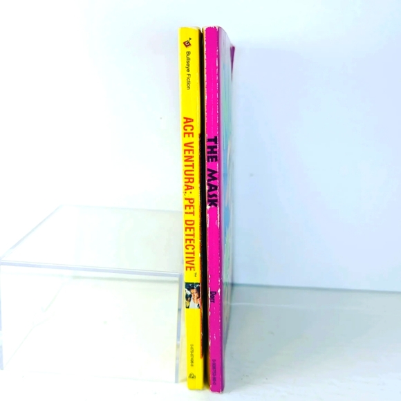 Jim Carrey books - The Mask and Ace Ventura: Pet Detective - Picture 3 of 3